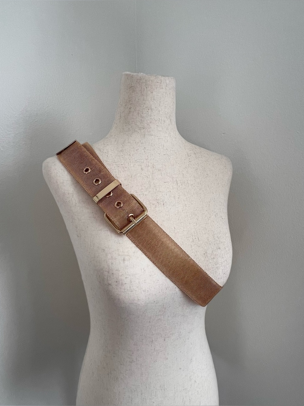 Iconic Y2K Gold metal mesh belt // size M-L